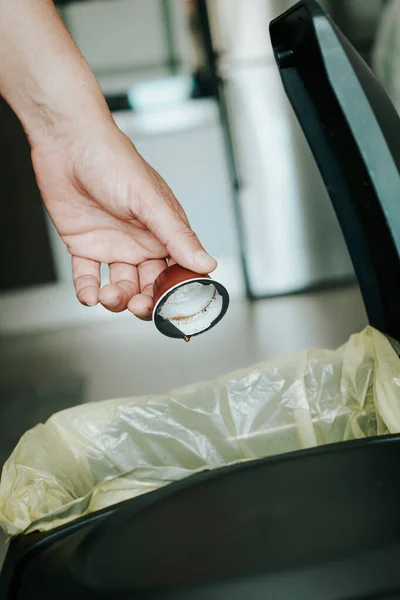 台所のリサイクル可能なゴミ箱に空のコーヒーカプセルを投げる白人男性の閉鎖 — ストック写真