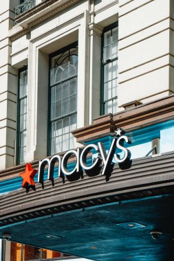 New York City, ABD - 16 Mayıs 2023: Güneşli bir bahar gününde ABD 'nin New York şehrindeki ünlü Macys mağazasının bir işareti