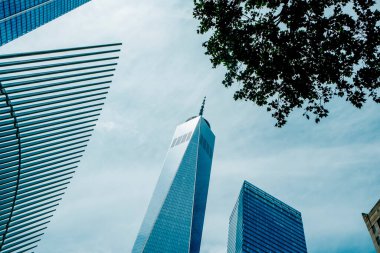 New York City, ABD - 19 Mayıs 2023: Soldaki Oculus binasının ve merkezdeki One World Trade Center binasının ayrıntıları, New York 'un Finans Bölgesi