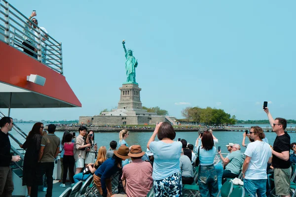 米国ニューヨーク市 2023年5月22日 晴れた春の日に 米国ニューヨーク州リバティー島の自由の女神像の前でボートの閲覧 — ストック写真