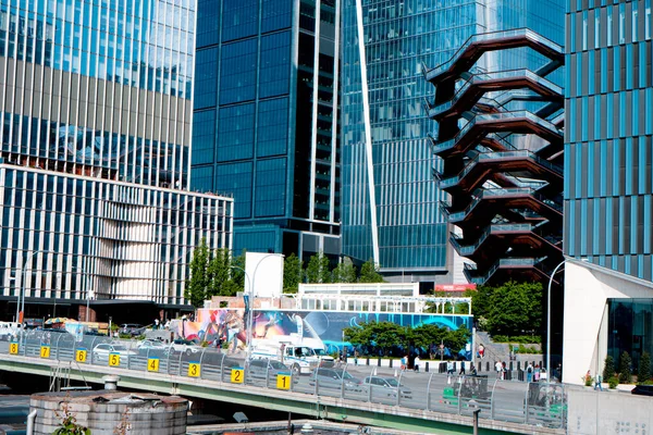 美国纽约市 2023年5月19日 美国纽约市哈德逊场的公共广场景观 突出了市中心的船只结构 — 图库照片