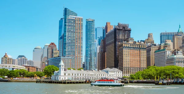 New York City Verenigde Staten Mei 2023 Een Rondvaartboot Vaart — Stockfoto