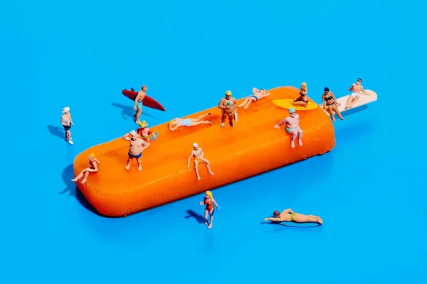 Some Miniature People Wearing Swimsuit Orange Popsicle Blue Background — Stock Photo, Image