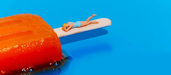 Zbliżenie Miniaturowej Kobiety Ubranej Niebieski Strój Kąpielowy Leżącej Biegunie Topniejącego — Zdjęcie stockowe