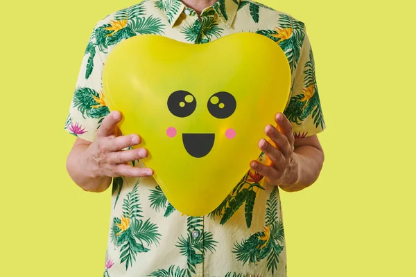 Een Blanke Man Houdt Een Smiley Gele Hartvormige Ballon Voor — Stockfoto
