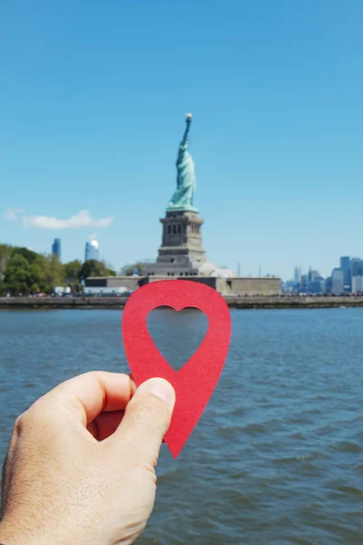 Closeup Hand Man Holding Red Marker Heart Pointing Statue Liberty — Stock Photo, Image