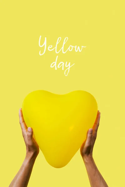 Zbliżenie Mężczyzny Trzymającego Żółty Balon Kształcie Serca Tekst Żółty Dzień — Zdjęcie stockowe