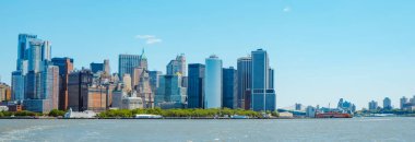 Finansal Bölge ve Aşağı Manhattan, New York, ABD 'de, Hudson Nehri' nden beri, bir bahar gününde, web pankartı olarak kullanılacak panoramik bir formatta