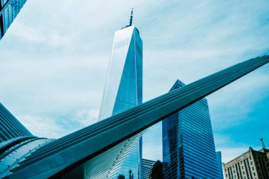 New York, ABD - 19 Mayıs 2023: Oculus binasının ayrıntıları, New York 'un Finansal Bölgesi, ve arka plandaki One World Trade Center binası