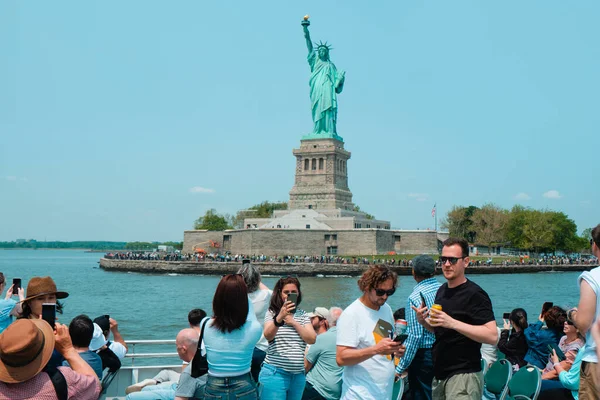 New York City Usa Maj 2023 Turnébåt Full Turister Bläddrar — Stockfoto