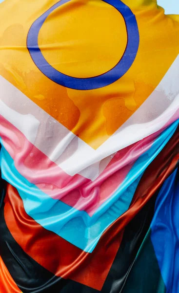 Close Parte Trás Uma Pessoa Envolto Uma Bandeira Orgulho Intersex — Fotografia de Stock