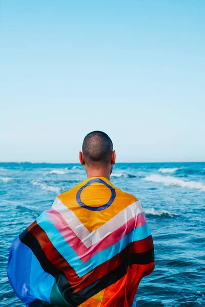 Κοντινό Πλάνο Ενός Βρεγμένου Άνδρα Που Στέκεται Στον Ωκεανό Τυλιγμένος — Φωτογραφία Αρχείου