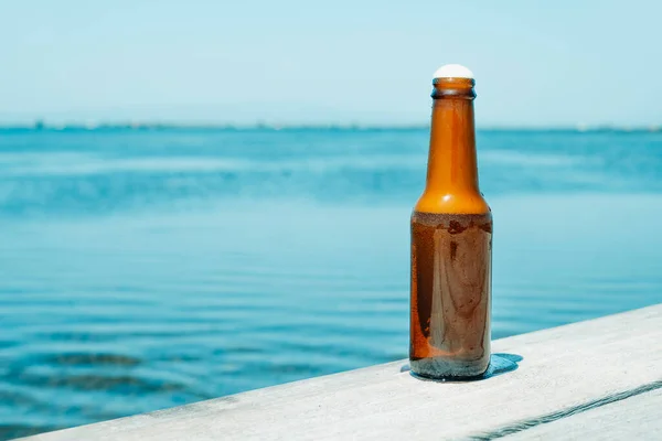 Пляшка Освіжаючого Пива Розміщена Причалі Пірсу Поруч Водою — стокове фото