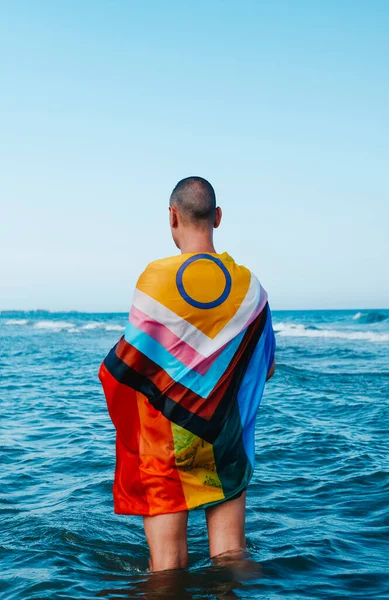 Homem Molhado Mar Visto Por Trás Envolto Numa Bandeira Orgulho — Fotografia de Stock