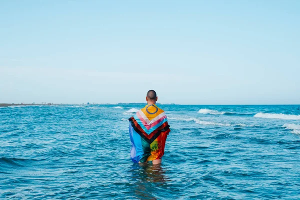 Человек Стоит Море Завернутый Мокрый Интерсексуальный Флаг Гордости Прогресс Стоящий — стоковое фото