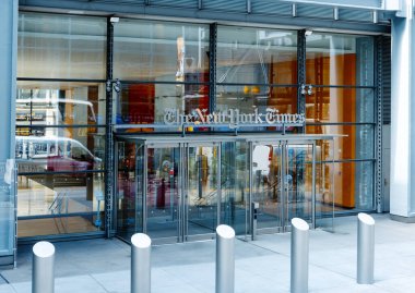 New York City, ABD - 19 Mayıs 2023: New York Times binasının girişi, ünlü gazetenin merkezi, West 41. Cadde, Midtown Manhattan, New York City