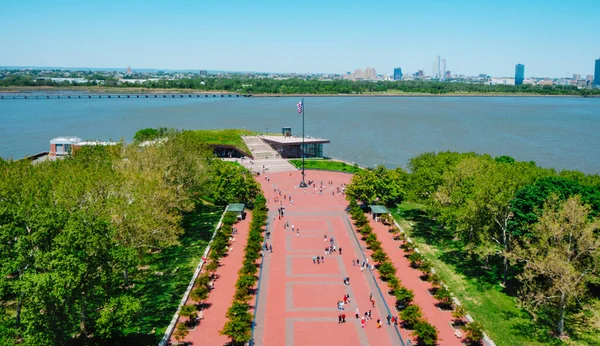 2023年5月17日 自由の女神像からジャージーシティにかけて見られる自由の島の空中風景 — ストック写真
