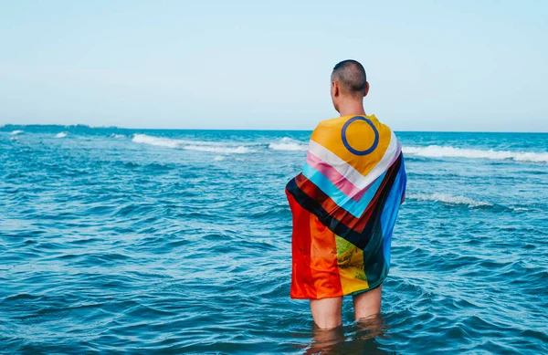 Una Persona Mojada Mar Envuelta Una Bandera Orgullo Progreso Intersexual — Foto de Stock
