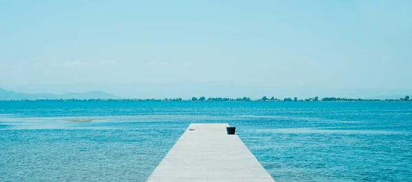 夏天的一天 一个通向水面的孤独的木制码头 以全景的形式用作网页横幅或标题 — 图库照片