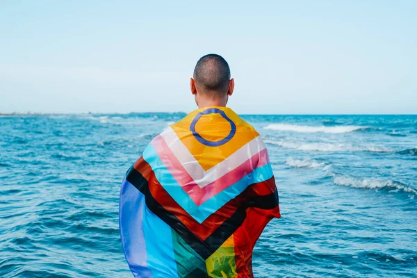 Homem Molhado Fica Oceano Frente Para Horizonte Envolto Uma Bandeira — Fotografia de Stock