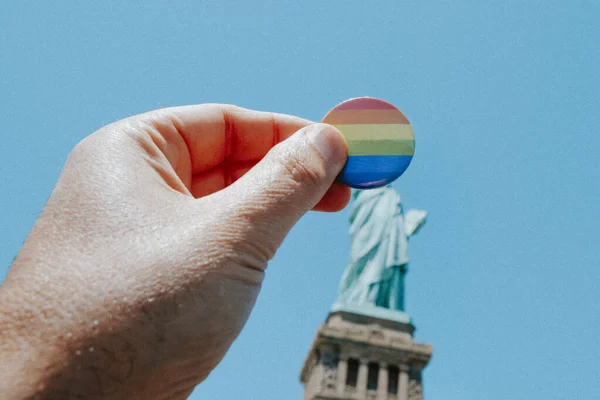Man Håller Bricka Mönstrad Med Regnbågsflaggan Framför Frihetsgudinnan New York — Stockfoto