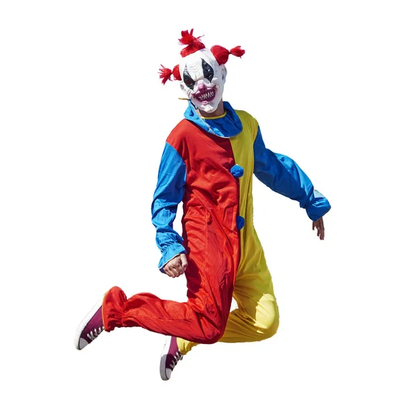 穿着五颜六色的黄色 红色和蓝色服装的可怕小丑 在白色的背景上跳跃 — 图库照片
