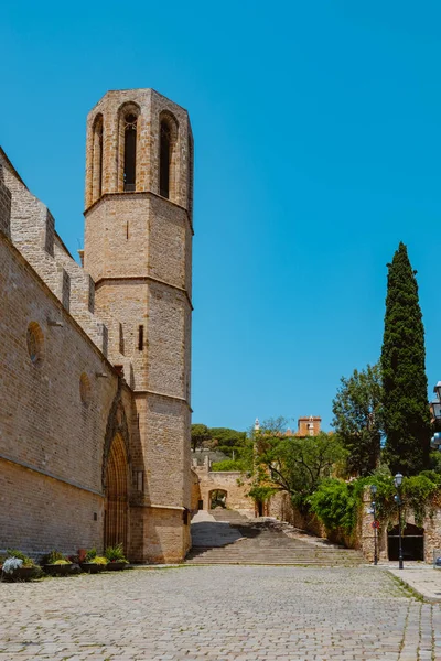 夏の日にスペインのカタルーニャ州バルセロナにあるペドラルブ修道院のファサードと鐘楼の眺め — ストック写真