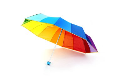 Gökkuşağı bayrağının renkleriyle beyaz arkaplana yerleştirilmiş açık bir şemsiye.