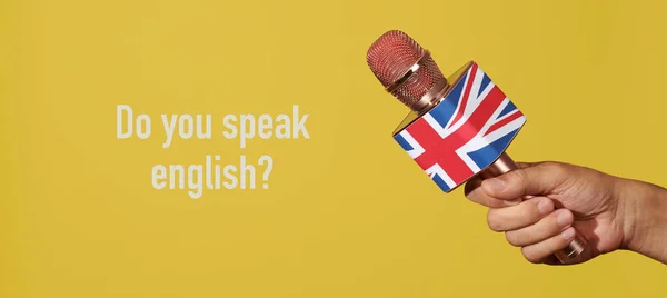 Bir Adam Birleşik Krallık Bayrağı Sendika Krikosu Desenli Bir Mikrofon — Stok fotoğraf