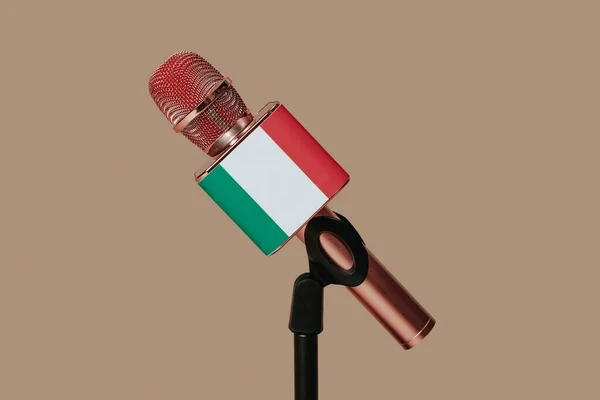 Primer Plano Micrófono Modelado Con Bandera Italiana Colocada Soporte Negro — Foto de Stock