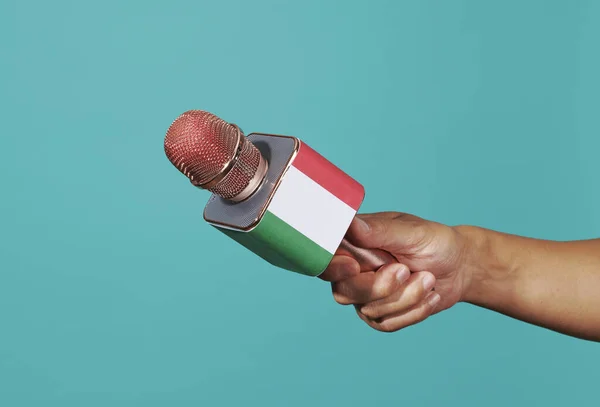 Чоловік Тримає Мікрофон Італійським Прапором Синьому Фоні — стокове фото