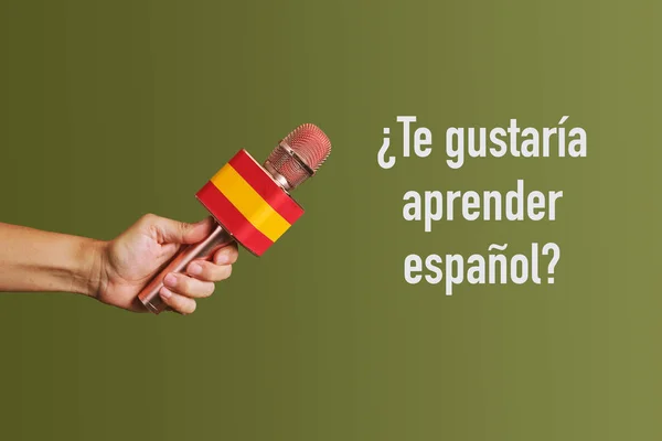 Mężczyzna Trzymający Mikrofon Wzorzysty Flagą Hiszpańskiej Pytanie Czy Chciałbyś Nauczyć — Zdjęcie stockowe