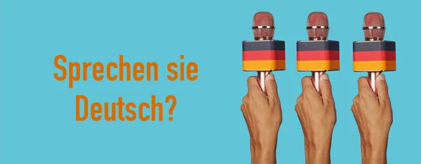 Ręce Trzymając Mikrofony Wzorzyste Niemiecką Flagą Pytanie Czy Mówisz Niemiecku — Zdjęcie stockowe
