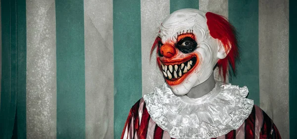 Божевільний Злий Рудий Клоун Одягнений Білий Червоний Смугастий Костюм Білою — стокове фото