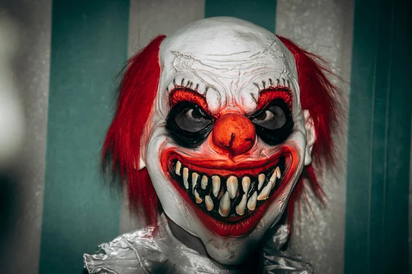 Крупним Планом Божевільний Злий Рудий Клоун Одягнений Костюм Білою Рюшею — стокове фото