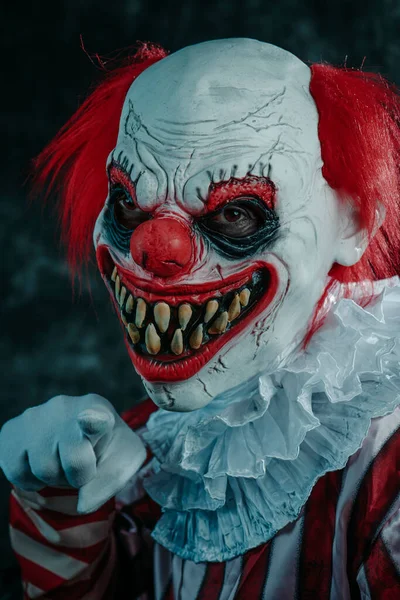 Божевільний Злий Рудий Клоун Одягнений Костюм Білою Рюшею Вказує Спостерігачеві — стокове фото