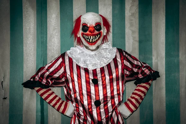 Vor Dem Zirkuszelt Starrt Ein Verrückter Böser Rothaariger Clown Einem — Stockfoto