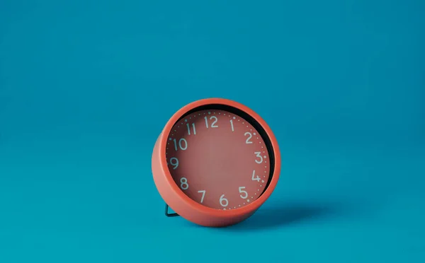 Eine Pinkfarbene Uhr Ohne Stunden Oder Minutenzeiger Auf Blauem Hintergrund — Stockfoto