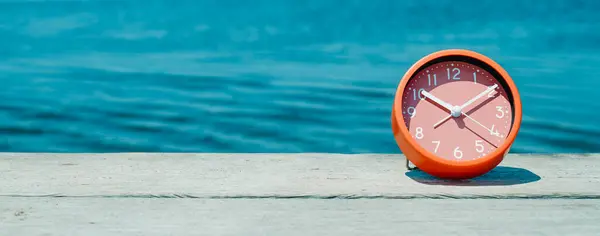 Relógio Rosa Cais Madeira Desgastado Lado Água Dia Ensolarado Com — Fotografia de Stock
