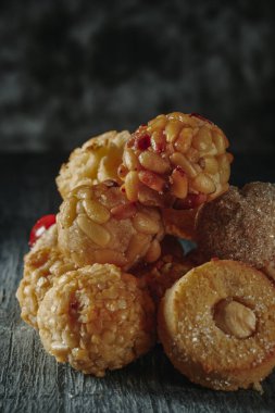 İspanya Katalonya 'nın tipik bir şekerlemesi olan çeşitli panellere yakın çekim, geleneksel olarak Azizler Günü' nde gri noktalı arka planda, kırsal bir masada yeniyordu.