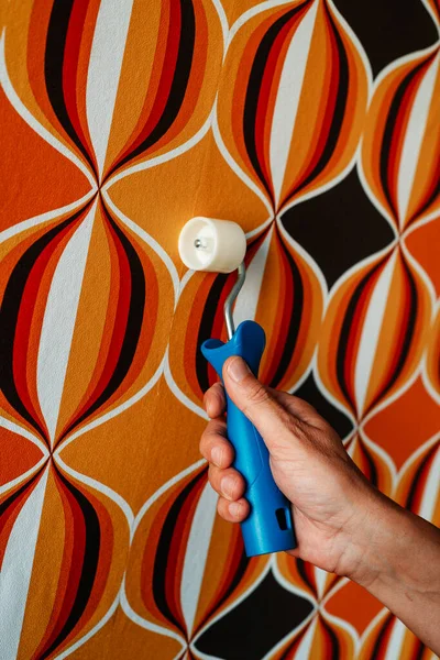 Closeup Caucasian Man Using Seam Roller Wall Wallpapered Geometric Patterned — Stock Photo, Image