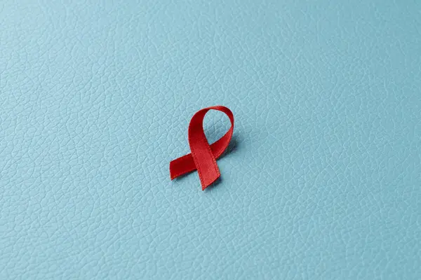 Eine Rote Sensibilisierungsschleife Für Den Kampf Gegen Aids Auf Blauer — Stockfoto