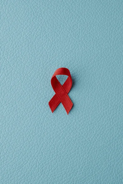 Hochwinkelaufnahme Eines Roten Bewusstseinsbands Für Den Kampf Gegen Aids Auf — Stockfoto