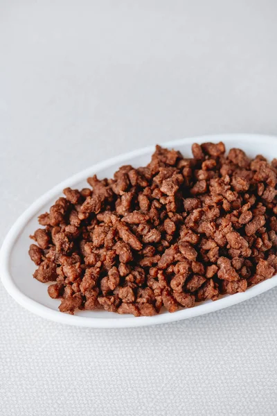 Closeup White Ceramic Dish Some Cooked Mock Ground Meat Pale — Stock Photo, Image