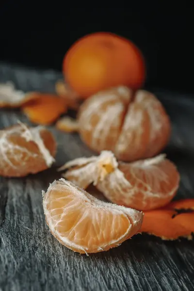 Algunas Naranjas Mandarina Peladas Una Mesa Madera Rústica Gris — Foto de Stock