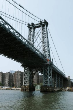 Williamsburg Köprüsü manzarası, East River üzerinde, Lower East Side 'a bakıyor, Manhattan Adası, New York, ABD' de, bir bahar günü,