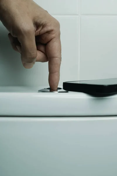 Bir Adam Tuvaleti Kullandıktan Sonra Sifonu Çekmek Için Sarnıçın Üstündeki — Stok fotoğraf