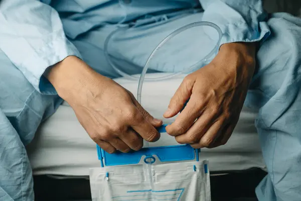 Nahaufnahme Eines Mannes Der Einen Blauen Schlafanzug Trägt Seinen Urin — Stockfoto