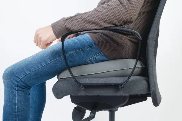 Kaukaski Mężczyzna Luźnych Ubraniach Używa Nadmuchiwanej Poduszki Siedzenia Fotelu Biurowym Zdjęcia Stockowe bez tantiem