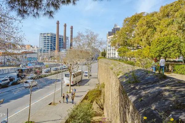西班牙巴塞罗那 2024年3月17日 阳光灿烂的一天 西班牙加泰罗尼亚巴塞罗那平行大道旁边的Les Drassanes堡垒的城墙 图库图片